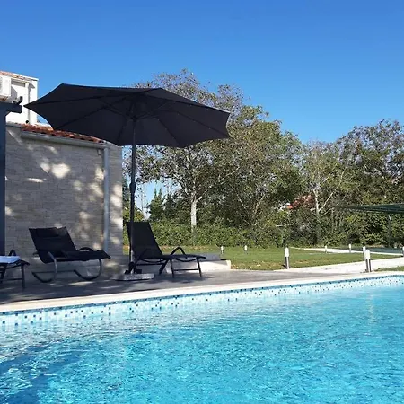 Villa Vila Parizi