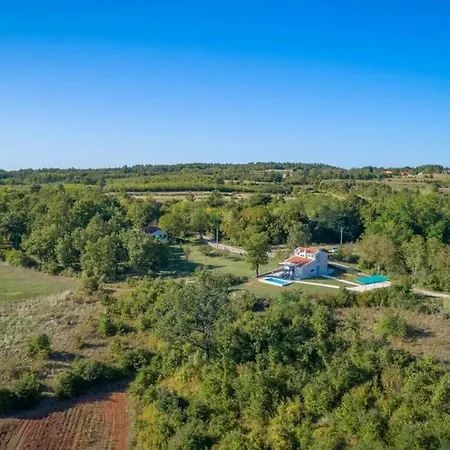 Villa Vila Parizi *